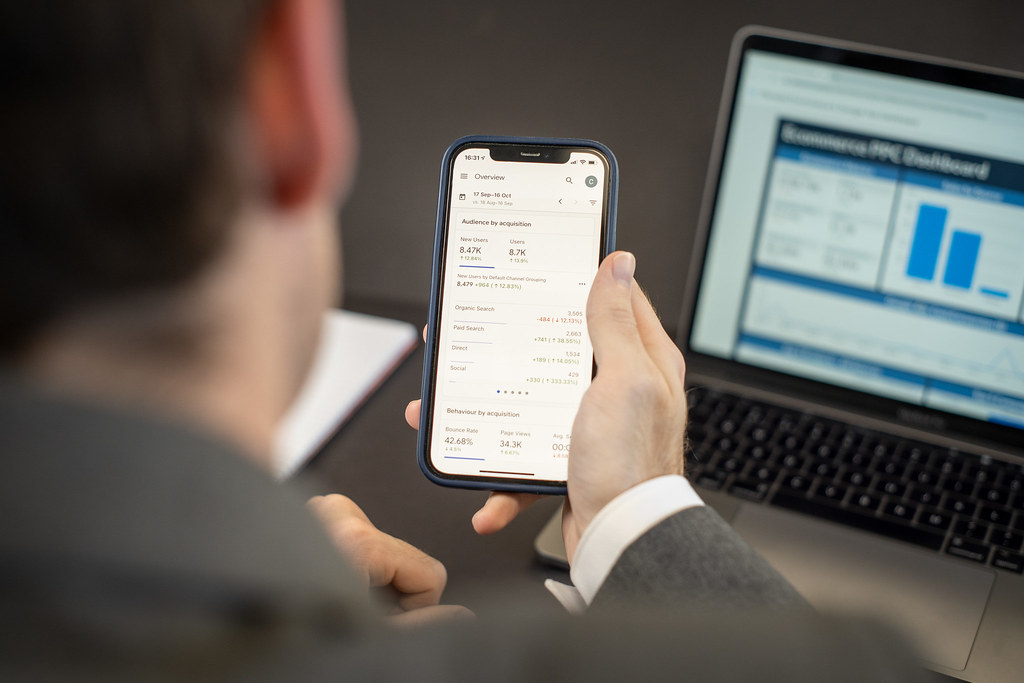 Ecran affichant des statistiques de site web sur un smartphone et un ordinateur de bureau
